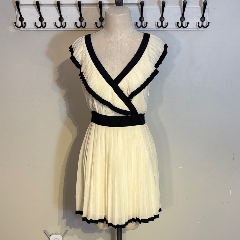 Rory Beca Chic Cream and Black Trim Mini Dress size Medium